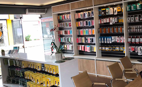 Painel-e-bancada-de-acessorios-homologados-Phone-Express-Centro-Indaiatuba.jpg