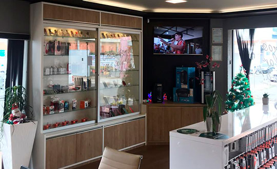Vitrine-de-acessorios-homologados-Phone-Express-Centro-Indaiatuba.jpg
