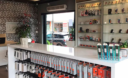 Vitrine-e-bancada-de-acessorios-homologados-Phone-Express-Centro-Indaiatuba.jpg